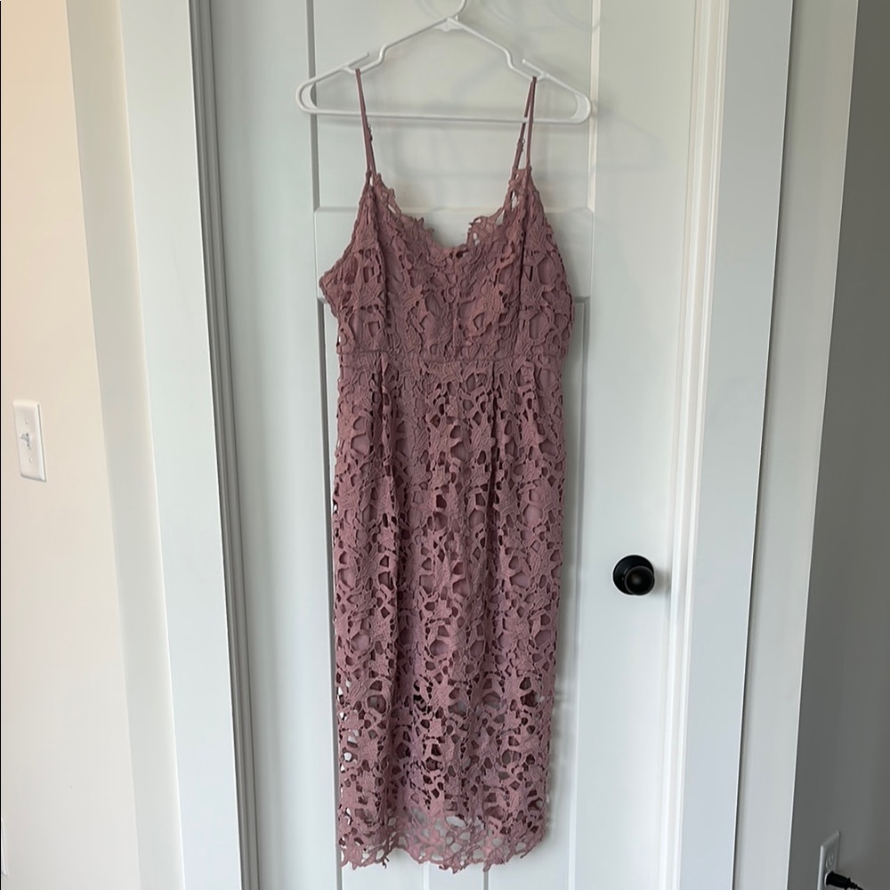 Elegant Lace Midi Dress in Mauve